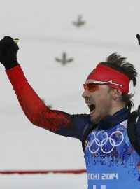 Biatlonista Anton Šipulin v cíli štafetového závodu v Soči mohl slavit zlatou medaili