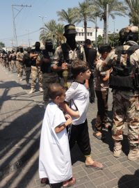 Bojovníci Jeruzalémských brigád, ozbrojeného křídla organizace Islámský džihád v ulicích Gazy při oslavách vítězství ve válce s Izraelem
