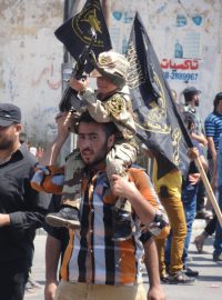 Bojovníci Jeruzalémských brigád, ozbrojeného křídla organizace Islámský džihád v ulicích Gazy při oslavách vítězství ve válce s Izraelem