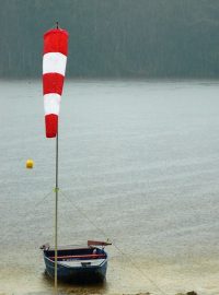 Soutěž parašutistů v přistání na pontonu, Sloup v Čechách: vydatný déšť na sloupském koupališti