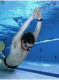 V bazénu probíhá tzv. statika a dynamika, tedy výdrž v klidovém stavu nebo naopak plaveckém pohybu na jedech nádech