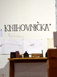 Český nápis „Knihovnička“ v instalaci Renata Hofera