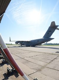 Letadlo C-17 Globemaster III na pardubickém letišti