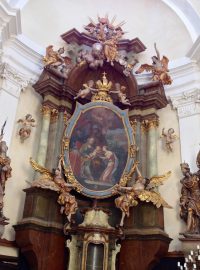 Panenské Břežany. Dřevěný oltář v kapli sv. Anny