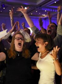 Odpůrci rozdělení slaví vítězství v centrále své kampaně v Glasgow
