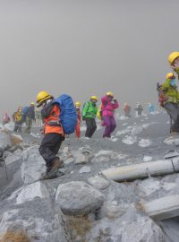 Sopka Ontake se probudila, ze svahu prchají stovky turistů