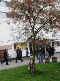 Policisté vyklidili koleje pardubické univerzity a pustili se do jejich prohledávání