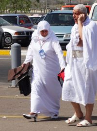 Pár poutníků se vydává z Káhiry do Mekky, muž je oblečený v poutnickém ihrámu