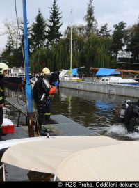 Pražští hasiči zasahovali u potopené lodi v pražském Podolí