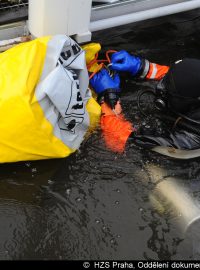Pražští hasiči zasahovali u potopené lodi v pražském Podolí
