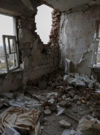 Zničený byt na předměstí Slavjansku na východě Ukrajiny