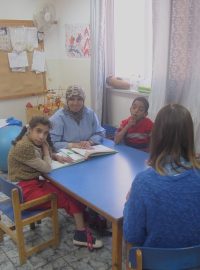 Star Mountain, palestinské rehabilitační centrum pro handicapované. Na snímku třída pro středně pokročilé děti. Ve třídě jsou tři děti, učitelka (v šátku), švédská dobrovolnice (zády k objektivu) a matka jednoho z dětí (s křížkem na krku)