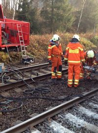 Drážní hasiči likvidují následky nehody nákladního vlaku v Přibyslavi