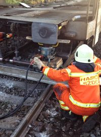 Drážní hasiči likvidují následky nehody nákladního vlaku v Přibyslavi
