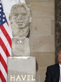 Předseda Sněmovny reprezentantů John Boehner vzhlíží k bustě Václava Havla odhalené v Kapitolu
