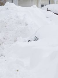Severovýchod Spojených států se stále potýká s přívaly sněhu