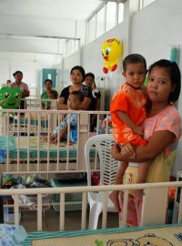 Malí pacienti dětské kardiochirurgie v nemocnici v barmském Yangunu