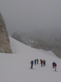 Základním pravidlem pohybu v horách je i při skitouringu držet pohromadě a nechodit sám
