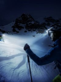 Zkušenější skialpinisti se pouštějí do volného terénu i v noci