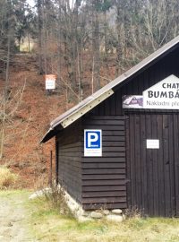 Spodní stanice nákladní lanovky na chatu Bumbálka u Špindlerova Mlýna, kde loni došlo k tragické nehodě
