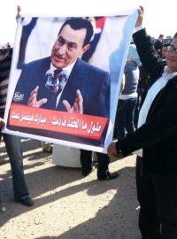 Soud osvobodil bývalého prezidenta Husního Mubáraka. Jeho stoupenci verdikt oslavují.