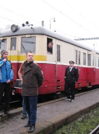 Na nádraží v Kostomlatech nad Labem má novou pamětní desku spisovatel Bohumil Hrabal. Slavnostně odhalena byla 6. prosince 2014