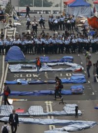 Demonstranti opouštějí svůj tábor v centru Hongkongu