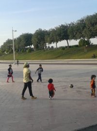 Fotbal je v Kataru sport číslo jedna, hraje se na každém volném plácku