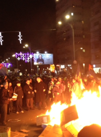 V Bukurešti hoří improvizovaná barikáda z krabic jako připomínka revoluce v roce 1989
