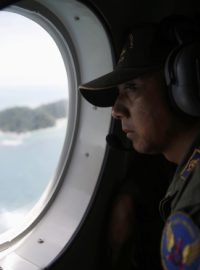 Po troskách pátrají letouny indonéského námořnictva