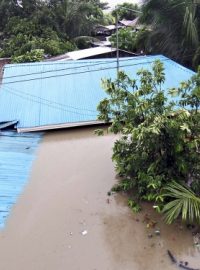 Tropická bouře Seniang. Mnohé domy na Filipínách skončily v rozvodněných tocích a pod nánosy bahna