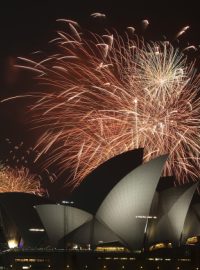 Silvestrovská světelná show nad Operou v australském Sydney
