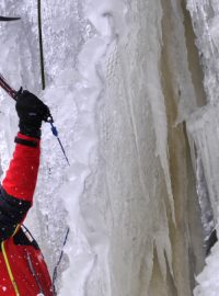 Horolezec Radek Jaroš vyzkoušel umělou ledovou stěnu ve Víru na Žďársku