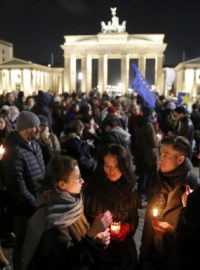 U Braniborské brány v Berlíně lidé uctili památku zavražděných pařížských policistů a novinářů