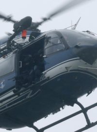 Policejní vrtulník nad místem úkrytu teroristů v Dammartin-en-Goële severně od Paříže