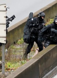 Francouzská policie obklíčila oblast u košer supermarketu ve východní Paříži, kde útočník drží rukojmí