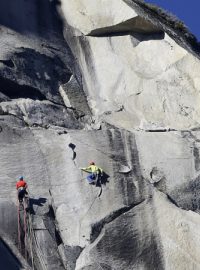 Američtí horolezci Tommy Caldwell a Kevin Jorgeson vylezli na prakticky hladkou skalní stěnu El Capitan