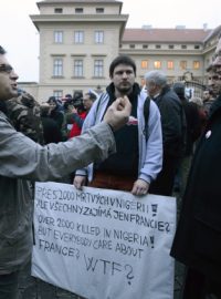 Před Hradem protestuje proti islámu v ČR asi šest stovek lidí