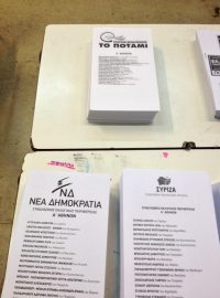 Hlasovací lístky při řecké voliče