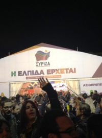 Příznivci Syrizy slaví před volebním stanem v centru Atén
