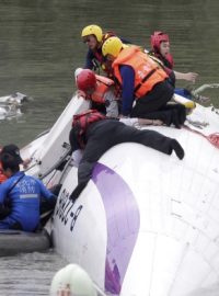 Záchranáři vytahují z letadla jednoho z pasažérů