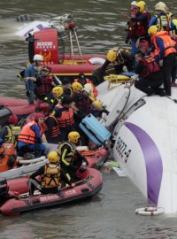 Záchranné práce komplikuje především to, že část letadla je pod vodou