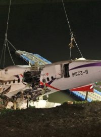 Záchranný tým vytahuje z řeky trosky letadla společnosti TransAsia Airways