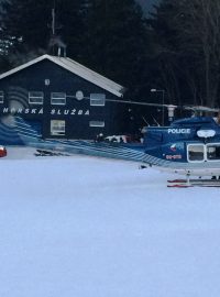 Na místo pádu laviny v Krkonoších naváží záchranáře i policejní helikoptéra