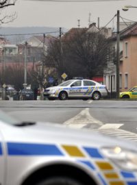 V Uherském Brodě střílel muž v restauraci Družba. Na snímku jsou policisté, kteří uzavřeli okolí restaurace