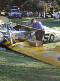 Letadlo, které pilotoval Harrison Ford, havarovalo