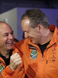 Součástí týmu kolem letounu Solar Impulse 2 jsou dva švýcarští piloti Andre Borschberg (vpravo) a Bertrand Piccard