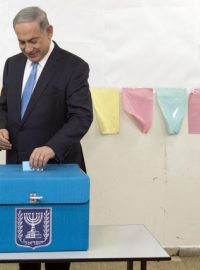 Izraelský premiér Benjamin Netanjahu u volební urny při předčasných volbách
