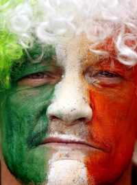 Muž si na obličej namaloval barvy irské vlajky