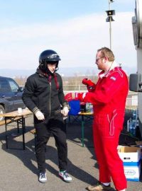 Tomáš Verner (vlevo) debatuje o své jízdě s profesionálním pilotem Michalem Bláhou